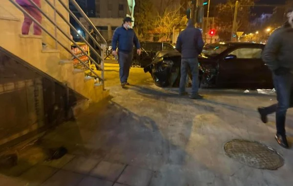 Bakıda idman avtomobili səkiyə çırpıldı - FOTO