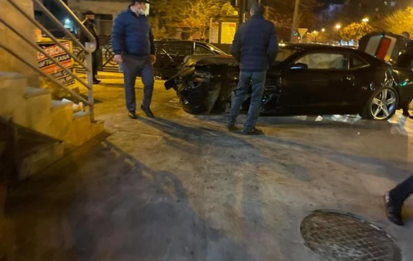 Bakıda idman avtomobili səkiyə çırpıldı - FOTO