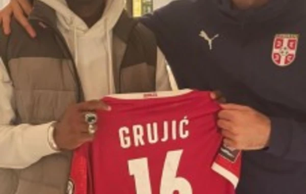 Хавбек сборной Сербии сделал подарок защитнику "Нефтчи" - ФОТО