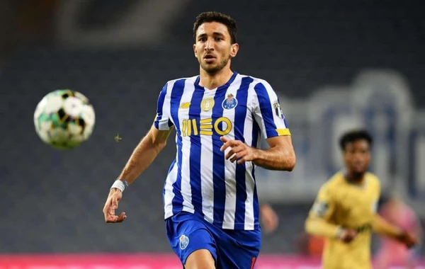 Хавбек сборной Сербии сделал подарок защитнику Нефтчи - ФОТО