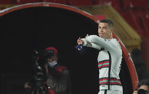 Ronaldonun yerə atdığı kapitanlıq sarğısı hərraca çıxarıldı - VİDEO