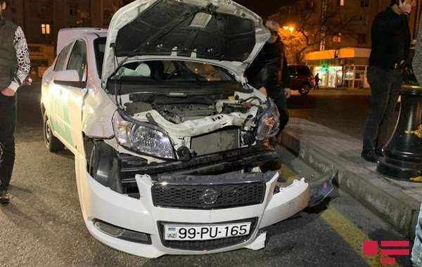 Paytaxtda taksi qəza törətdi - FOTO