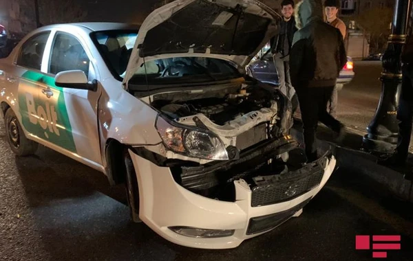 Paytaxtda taksi qəza törətdi - FOTO