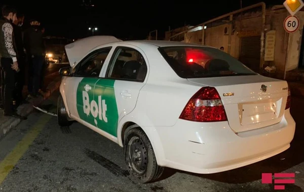 Paytaxtda taksi qəza törətdi - FOTO
