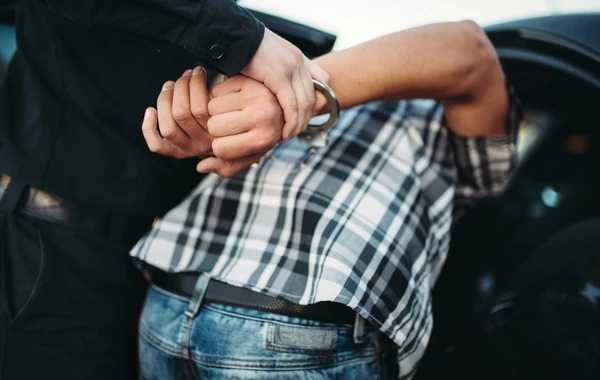 Polis sərxoş vəziyyətdə azad olunan ərazilərə keçmək istəyənləri saxladı - FOTO