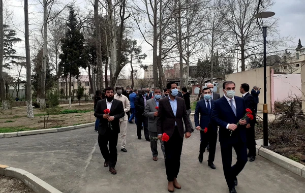 İƏT nümayəndə heyəti Gəncədə raketlə vurulan ərazilərə baxıb - FOTO