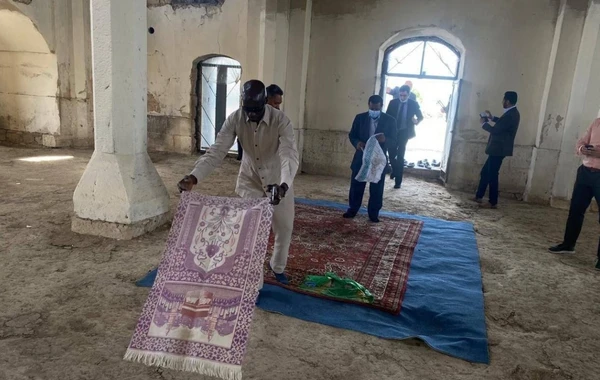 Diplomatlar ermənilərin viran qoyduğu məsciddə namaz qıldılar - FOTOLAR