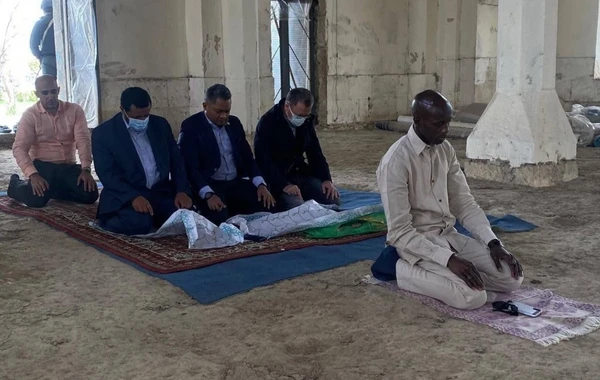 Diplomatlar ermənilərin viran qoyduğu məsciddə namaz qıldılar - FOTOLAR