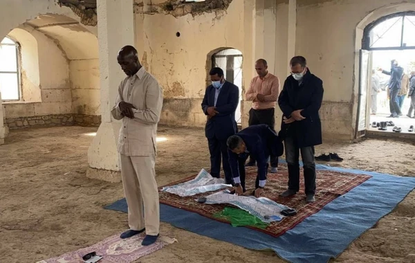 Diplomatlar ermənilərin viran qoyduğu məsciddə namaz qıldılar - FOTOLAR