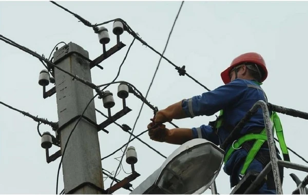 "Azərişıq" əməkdaşı elektrik dirəyindən yıxılaraq ölüb