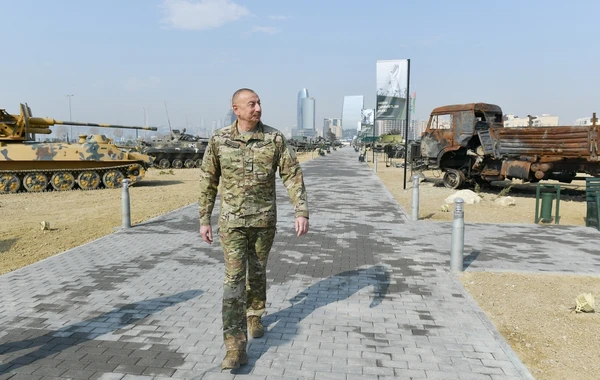 Ильхам Алиев на открытии Парка военных трофеев в Баку - ФОТО