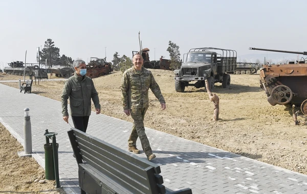 Ильхам Алиев на открытии Парка военных трофеев в Баку - ФОТО