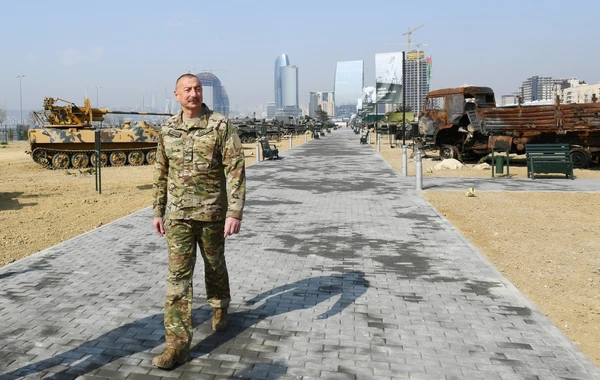 Ильхам Алиев на открытии Парка военных трофеев в Баку - ФОТО