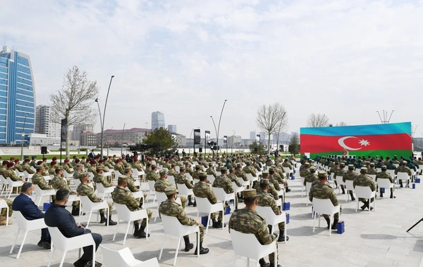 Ильхам Алиев на открытии Парка военных трофеев в Баку - ФОТО