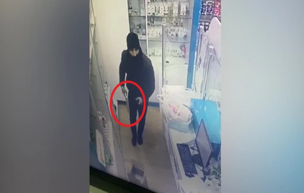 Bakıda aptekə basqın ANI - satıcı qadına bıçaq çıxardı - VİDEO