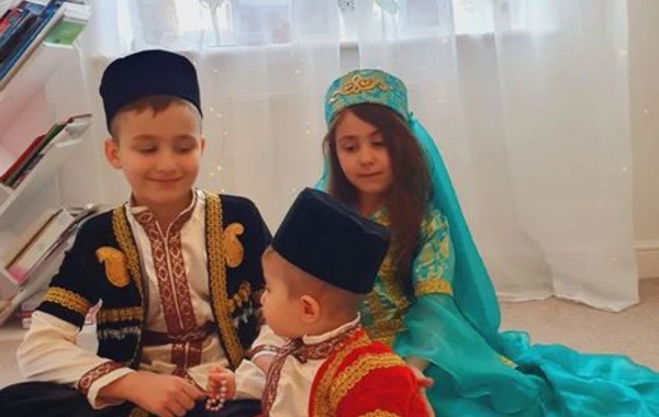 Британец, исполнивший Barı Naxçıvan: Дома мы в основном говорим по-азербайджански - ВИДЕО