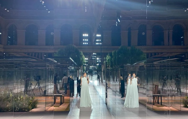 Декольте самой красивой женщины в мире на съемке Fendi взволновало фанатов - ФОТО