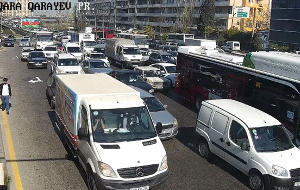 В Баку затруднено движение транспорта - ФОТО