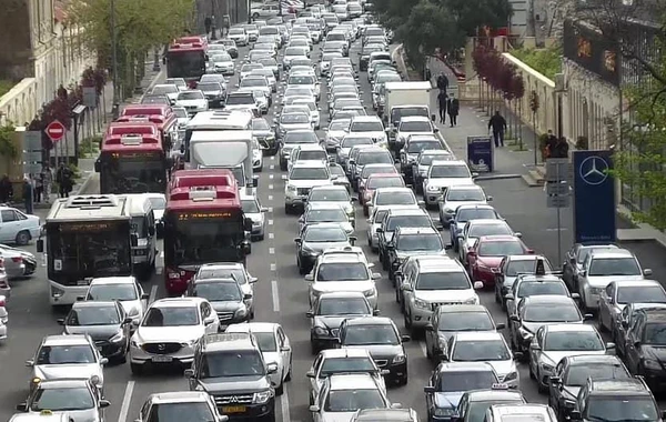 В Баку затруднено движение автобусов по 11 маршрутным линиям - ФОТО