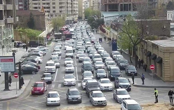 В Баку затруднено движение автобусов по 11 маршрутным линиям - ФОТО