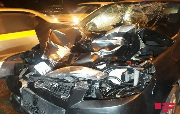 В Баку автомобиль сбил женщину с двумя детьми: есть погибшие