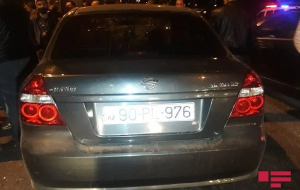 В Баку автомобиль сбил женщину с двумя детьми: есть погибшие