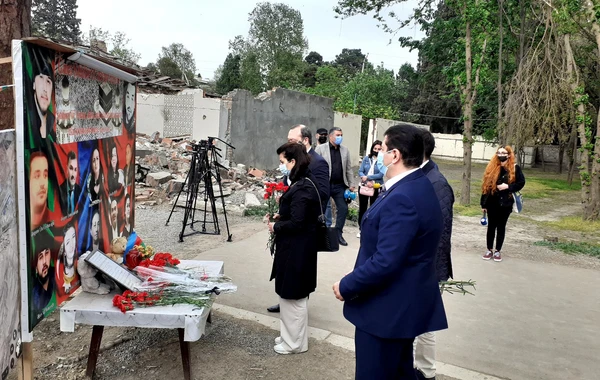 Fransız hüquqşünaslar Gəncədə raket atılan əraziyə baxıb - FOTO