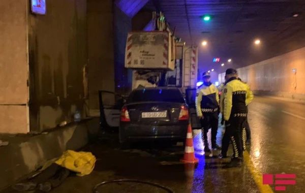 В Баку автомобиль насмерть сбил сотрудника Госагентства автодорог - ВИДЕО
