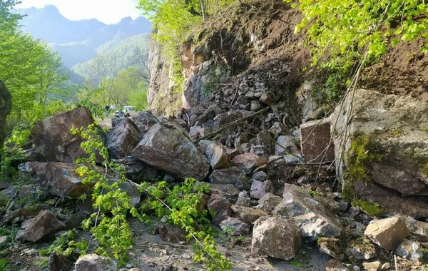 Azərbaycanda torpaq sürüşməsi baş verdi, bir kəndin yolu bağlandı - FOTO