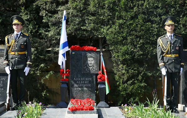 Azərbaycanın Milli Qəhrəmanı Albert Aqarunovun xatirəsi yad edilib - FOTO
