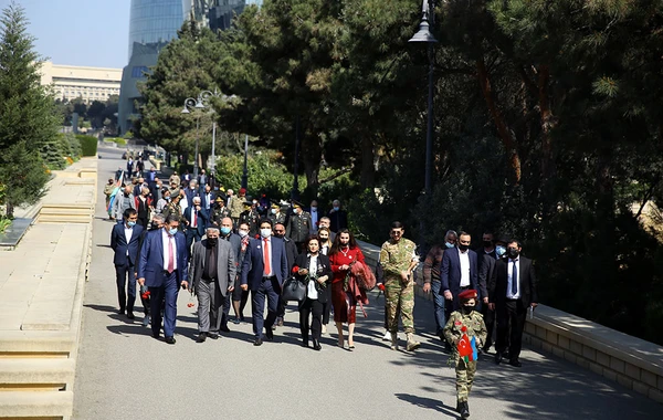 Azərbaycanın Milli Qəhrəmanı Albert Aqarunovun xatirəsi yad edilib - FOTO