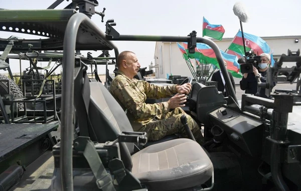 Ильхам Алиев и Мехрибан Алиева на открытии воинской части в Джебраиле - ФОТО