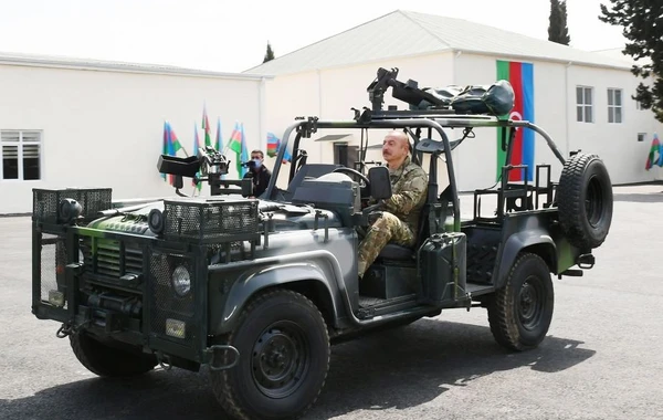 Ильхам Алиев и Мехрибан Алиева на открытии воинской части в Джебраиле - ФОТО