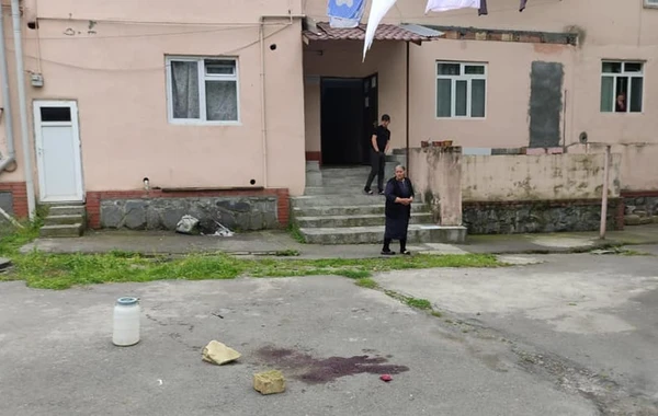 “Azərsu” əməkdaşları ilə mübahisə edən qadın özünü bıçaqladı - FOTO