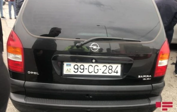 YPX avtomobili qəzaya düşüb, polis əməkdaşı xəsarət alıb – FOTO
