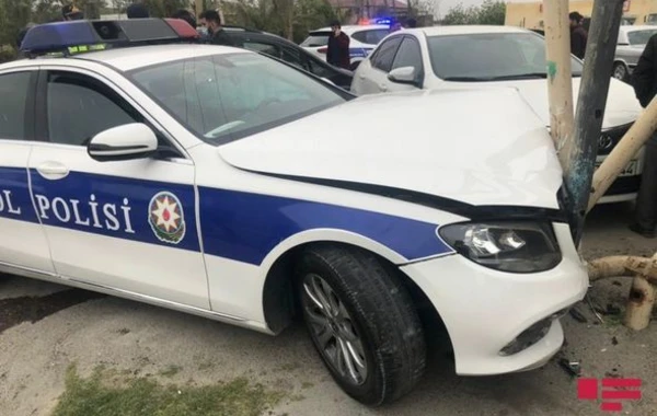 YPX avtomobili qəzaya düşüb, polis əməkdaşı xəsarət alıb – FOTO