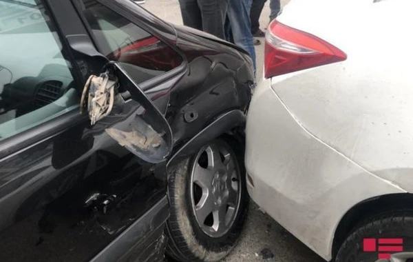 YPX avtomobili qəzaya düşüb, polis əməkdaşı xəsarət alıb – FOTO