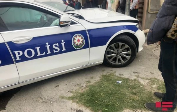 YPX avtomobili qəzaya düşüb, polis əməkdaşı xəsarət alıb – FOTO