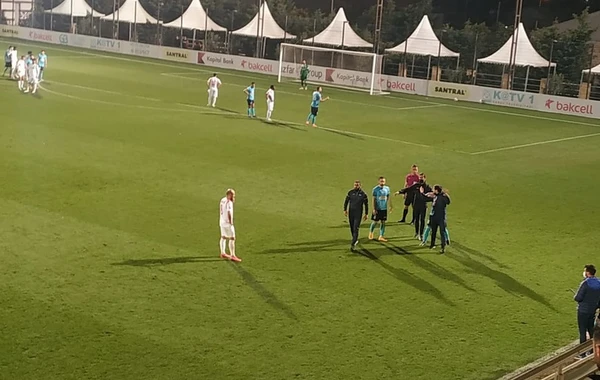 "Zirə" - "Keşlə" oyununda insident: Rəşad Sadıqov və futbolçusu qırmızı vərəqə aldı