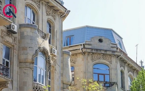 Bakıdakı tarixi binanın üzərində mansard tikilib – FOTO/ VİDEO