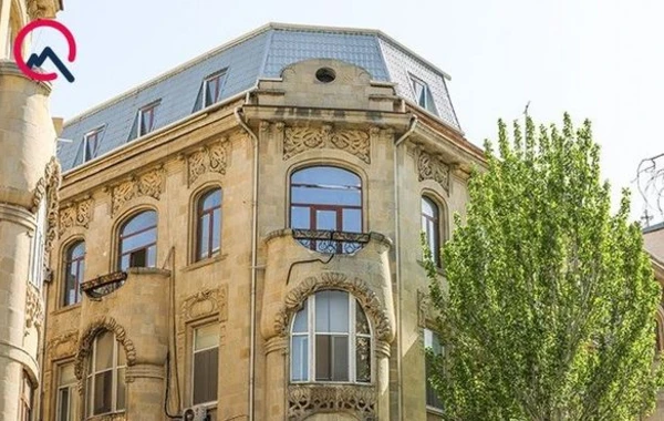 Bakıdakı tarixi binanın üzərində mansard tikilib – FOTO/ VİDEO