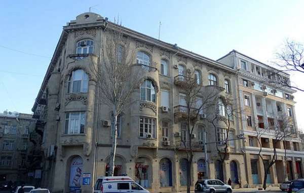 Bakıdakı tarixi binanın üzərində mansard tikilib – FOTO/ VİDEO