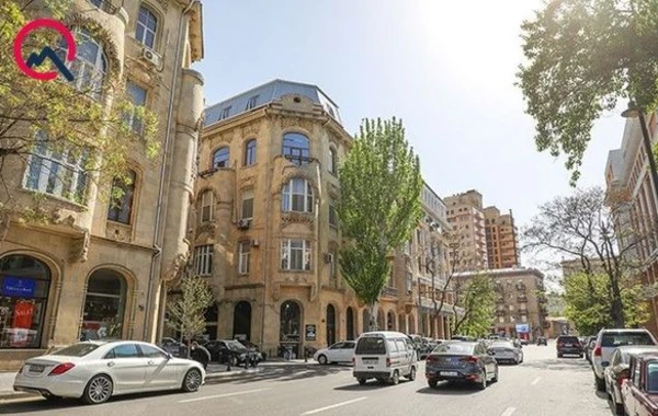 Bakıdakı tarixi binanın üzərində mansard tikilib – FOTO/ VİDEO