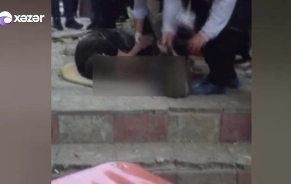 Bakıda binanın fasadından qopan daş uşağın başına düşdü, vəziyyəti ağırdır - VİDEO