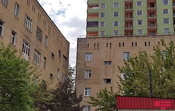 Bakıda 14 yaşlı yeniyetmənin başına daş piltəsi düşdü - FOTO