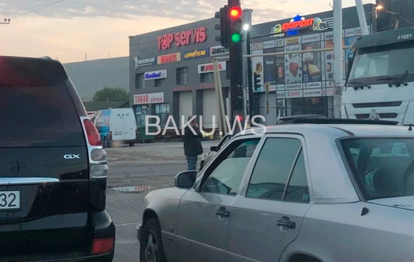 Bakıda analoqu olmayan işıqfor - Sürücülər çaş-baş qalır - FOTO