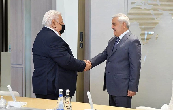 SOCAR prezidenti qocaman neftçini “Fəxri neftçi” döş nişanı ilə təltif etdi - FOTO