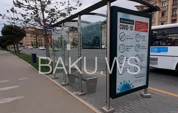 Yağışın altında avtobus gözləyən sərnişinlər - BNA hara baxır? - VİDEO