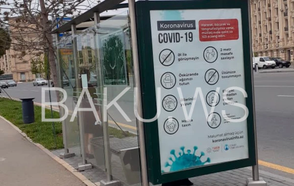Yağışın altında avtobus gözləyən sərnişinlər - BNA hara baxır? - VİDEO