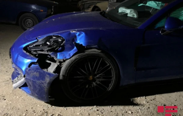 В Баку столкнулись Porsche и KIA, есть пострадавший - ВИДЕО